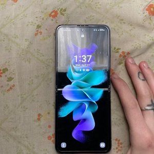 Samsung galaxy z flip 3 lavender series limited addition. Practically brand new.